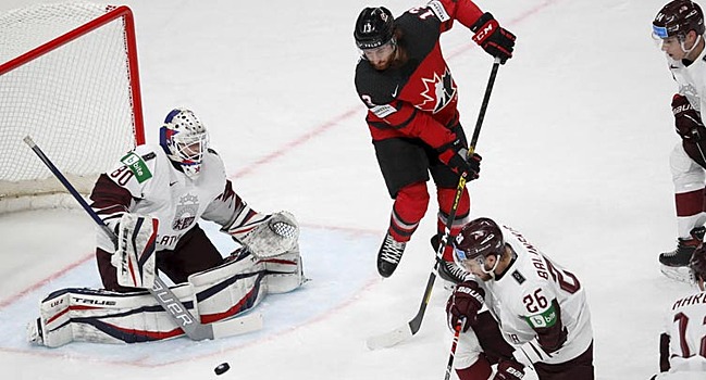 Канада впервые в истории чемпионатов мира уступила Латвии, Словакия крупно обыграла Беларусь