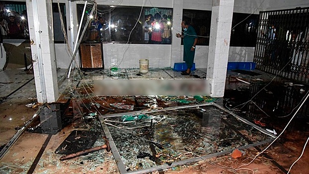 Число жертв взрыва в мечети в Бангладеш превысило 20