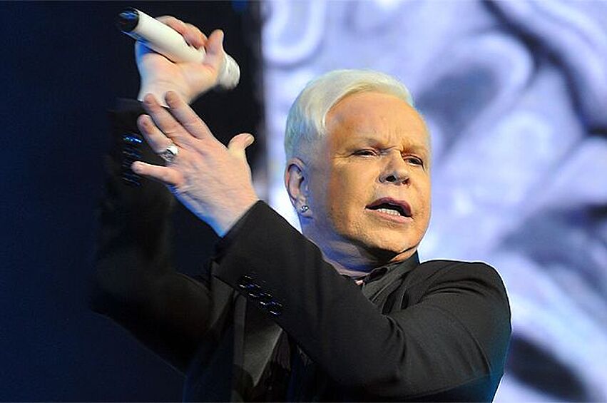 Детство Бориса Моисеева прошло в еврейском квартале Могилева. В англоязычной версии википедии есть намек на еврейские корни Моисеева, а в русской почему-то нет.  