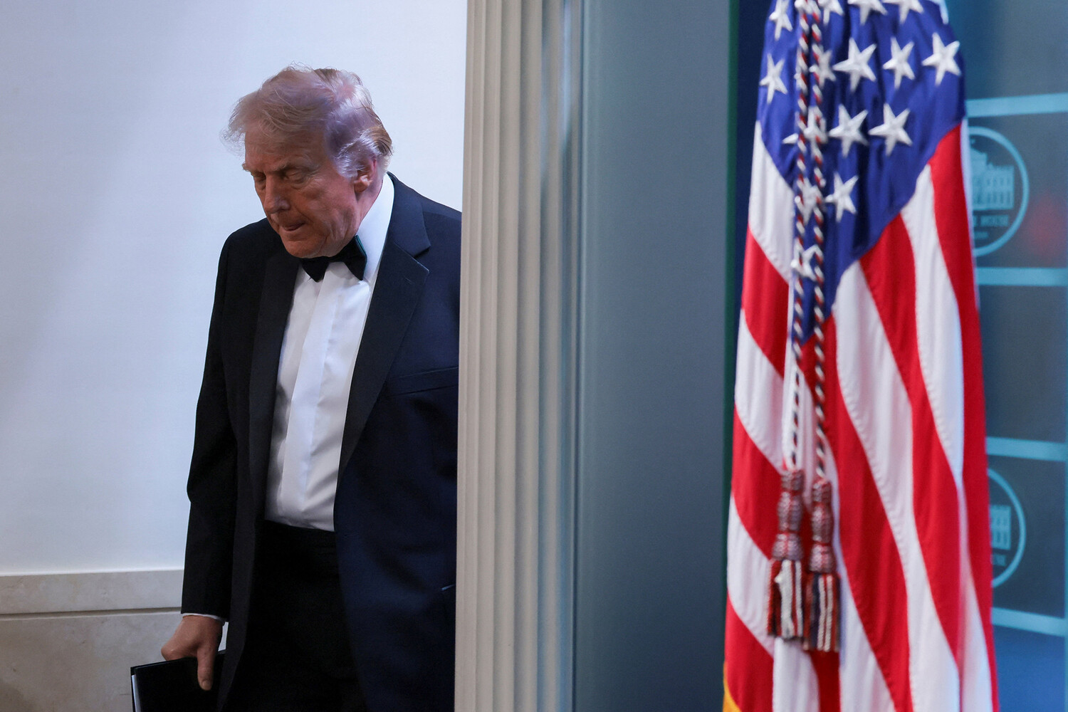 WP: рейтинг Трампа в США упал до рекордно низкого уровня, составив 37%