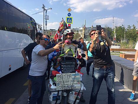 «Везде блондинки! Для меня здесь рай!»: болельщик из Аргентины добрался до Москвы на велосипеде