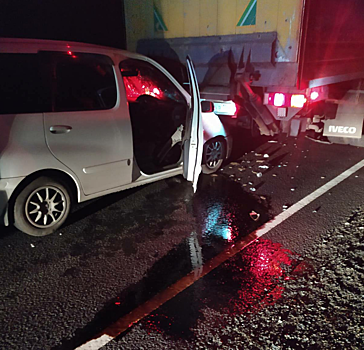 Иномарка врезалась в грузовик на кузбасской трассе