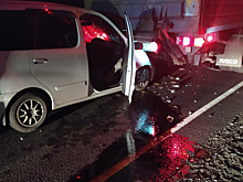 Иномарка врезалась в грузовик на кузбасской трассе