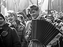 «Фонтаны били вином, народ пил из них шляпами». Как возник Первомай и как его отмечали еще в царской России