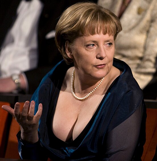 Канцлера Германии Ангелу Меркель редко встретишь в откровенном наряде. Однако иногда она выбирает и такие. Например, в 2012 году Меркель появилась на открытии новой оперы в Осло в вечернем платье с весьма глубоким вырезом 