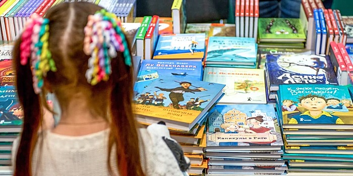 Воспитанники школы №717 начали создавать групповую библиотеку в День дарения книг