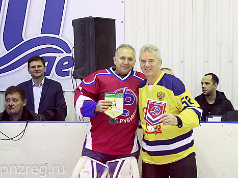 В Кузнецке 10-летие «Арены» отметили товарищеским хоккейным матчем