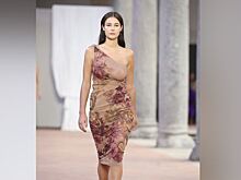 Дочь супермодели 1990-х впервые вышла на подиум