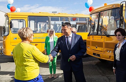 Глава Приморья вручил ключи от новых автобусов школам Приморья