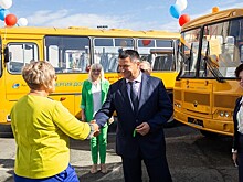 Глава Приморья вручил ключи от новых автобусов школам Приморья