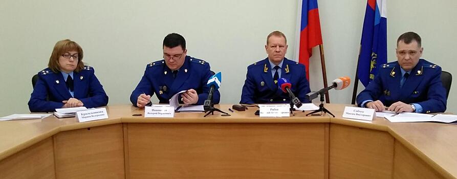 Три экс-начальника управлений мэрии Хабаровска не признают вину