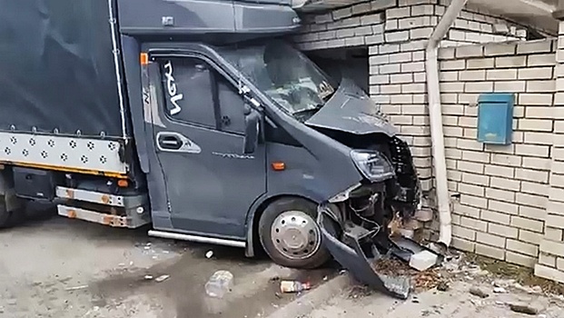 «ГАЗель» влетела в забор дома под Дзержинском