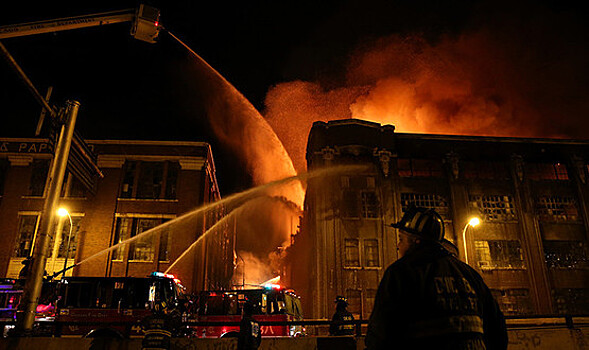 В Томске пожарные спасли из огня девять человек