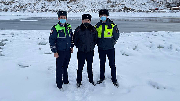 В Иркутской области полицейские спасли мужчину, провалившегося под лёд на реке Лене