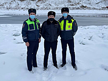 В Иркутской области полицейские спасли мужчину, провалившегося под лёд на реке Лене