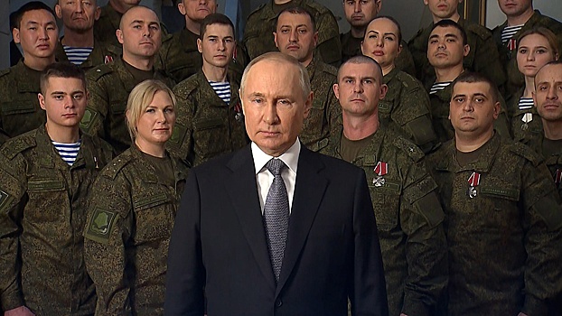 «Наша страна гордится вашей силой духа»: Путин поздравил участников СВО с Новым годом