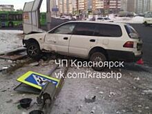 В Красноярске Honda от удара снесла два дорожных знака и светофор