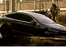 Электрокар Tesla Model X на автопилоте свернул с дороги и снесл ограждение в Австралии