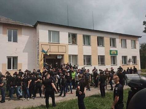 Появилось видео, как укронеонацисты под Ровно «отхватили» от местных жителей и полиции (ВИДЕО)