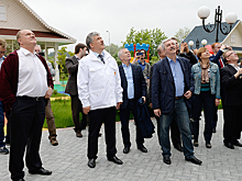 Коммунисты попробовали подмосковную землянику