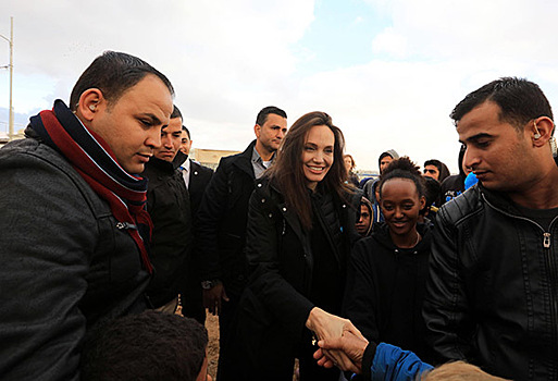 Анджелина Джоли посетила с детьми лагерь для беженцев