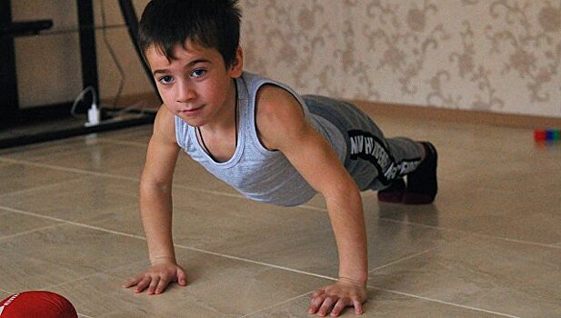 Мальчик из Чечни установил мировой рекорд по отжиманиям