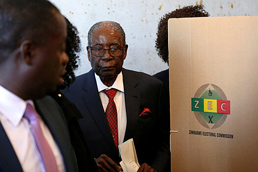 Бывший президент Зимбабве Роберт Мугабе не может передвигаться