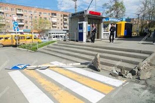 В Орске прямо на пешеходный переход упал дорожный знак