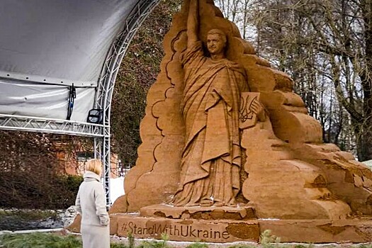 Блогеры высмеяли статую Зеленского в Эстонии