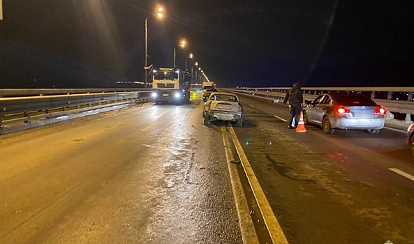 На мосту под Волгоградом в ДТП с 4 автомобилями пострадали 3 человека