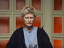 Жене певца Лиссова пришлось спасать авто из кипятка в Санкт-Петербурге