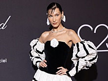 Хадид пришла на гала-ужин в винтажном бархате, а Лонгория — в полупрозрачном кружеве