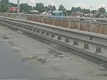 С моста по улице Кирова в Новосибирске «сползает» асфальт