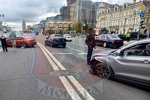 В центре Москвы столкнулись четыре автомобиля