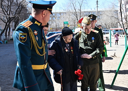 В Забайкальском крае военнослужащие ВВО поздравили ветеранов Великой Отечественной войны накануне Дня Победы