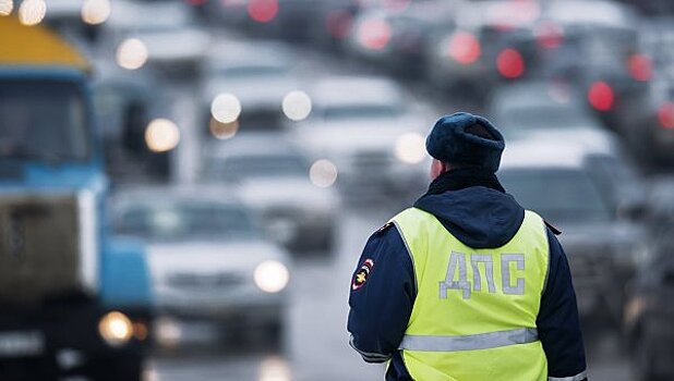 Грузовик упал с моста на Урале из-за переутомления водителя