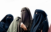 Талибан разрешил забивать женщин камнями