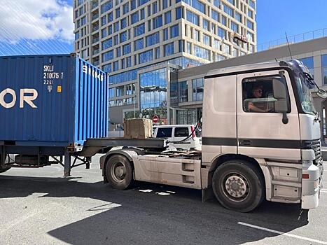 Владивостокцы бурно обсуждают происходящее на дороге в центре города