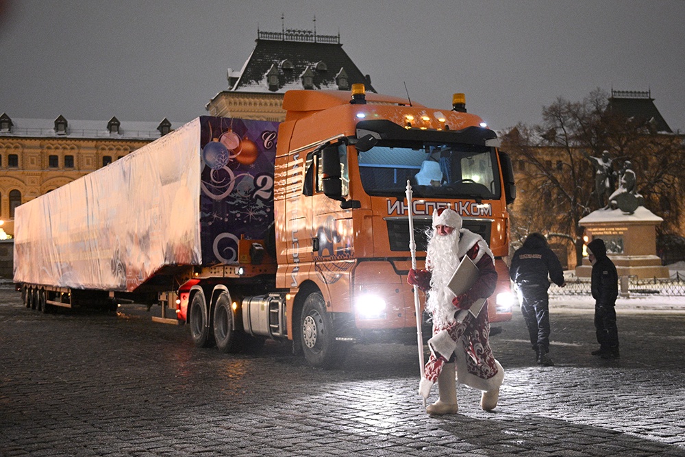 Главную новогоднюю ель страны привезли на Соборную площадь Кремля
