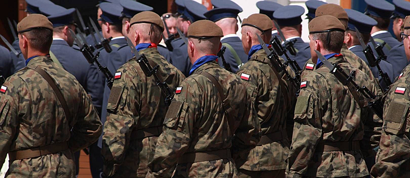 В Польше военные массово увольняются из армии на фоне подготовки к нападению России