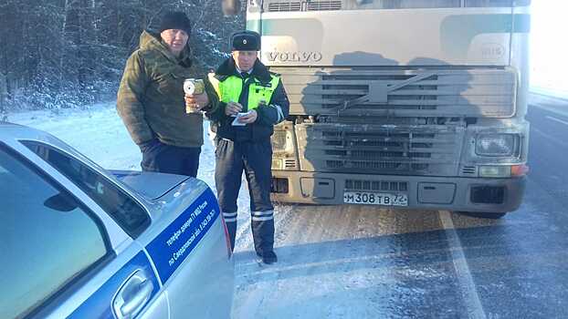 Сотрудники ГИБДД спасли дальнобойщика на трассе Екатеринбург — Тюмень