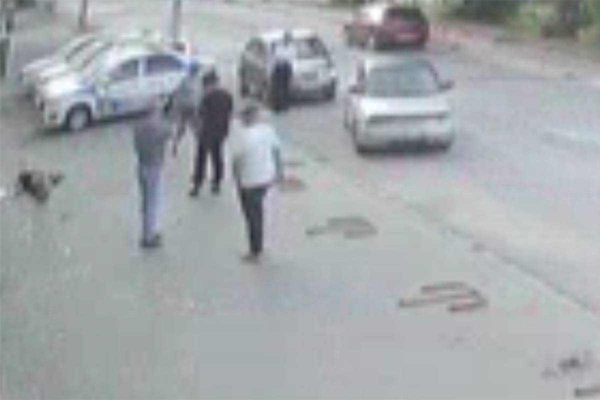 Реакция прохожих на жестокую расправу над судьей в Камышине попала на видео
