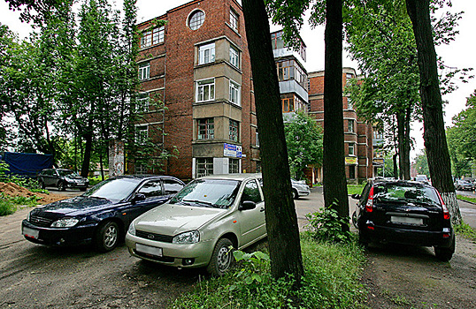 Верховный суд не позволил водителям парковаться на «лысом» газоне