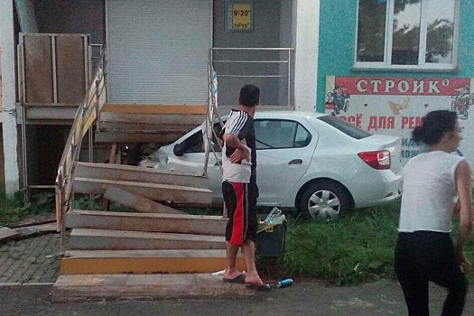 В Челябинске иномарка въехала в магазин автозапчастей