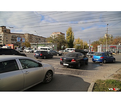 «Начинается коллапс»: на оживленном перекрестке в центре Волгограда «уснули» все светофоры