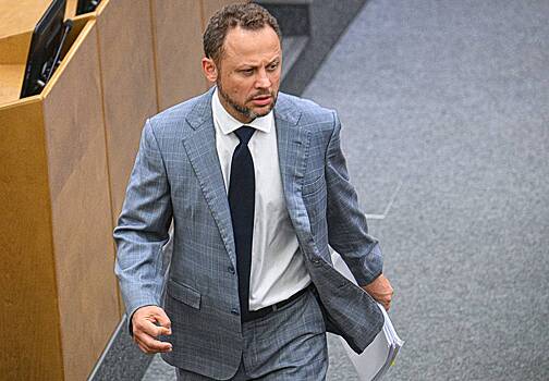 Депутата Госдумы застали за посторонним занятием во время обсуждения бюджета