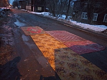 В Кирове местные жители застелили ямы на дороге коврами, ГИБДД требует их убрать