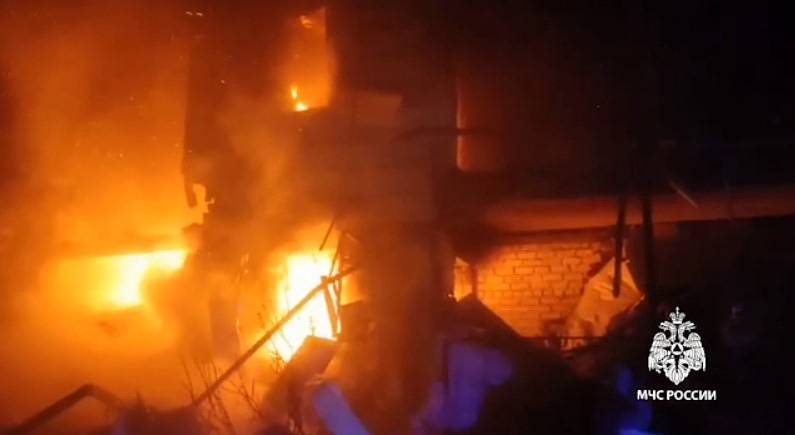 В российском городе взрыв газа и пожар разрушили два подъезда жилого дома