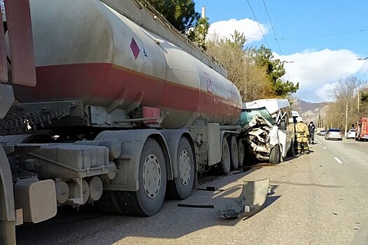 В Крыму столкнулись автобус и цистерна