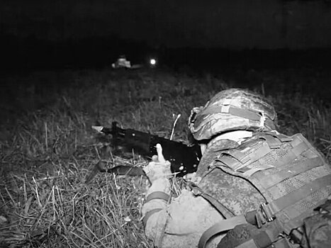 В РФ впервые провели массовое ночное десантирование людей и бронетехники